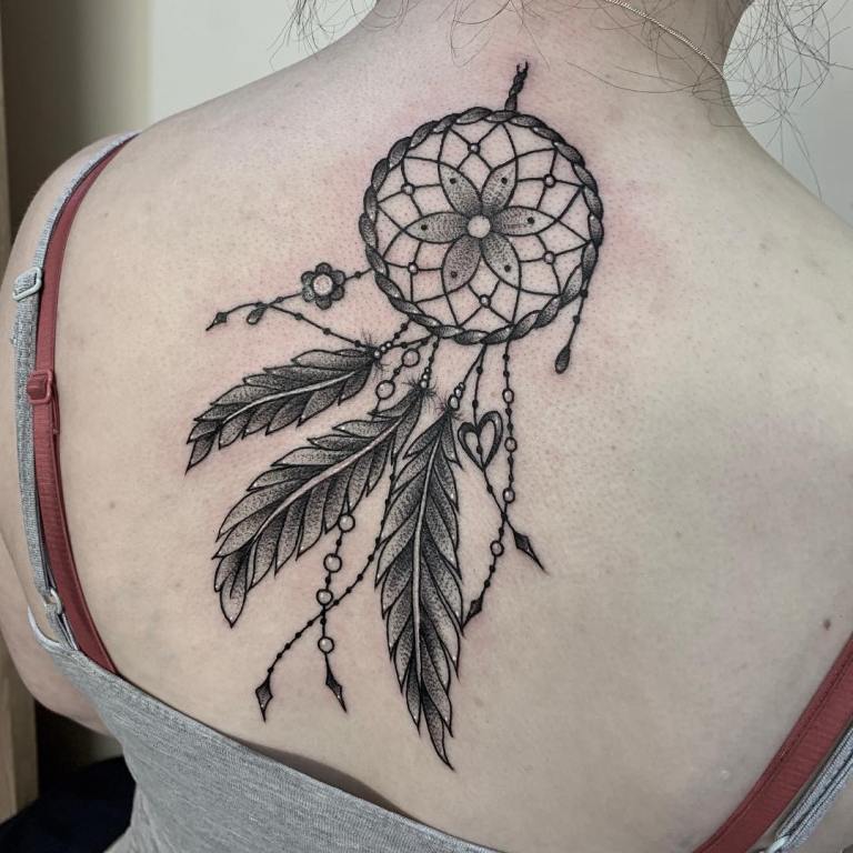 女の子の背中にあるタトゥー