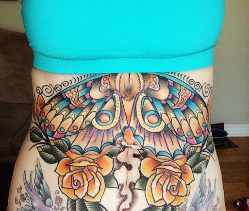 Τατουάζ με ραγάδες στο στομάχι φωτογραφία