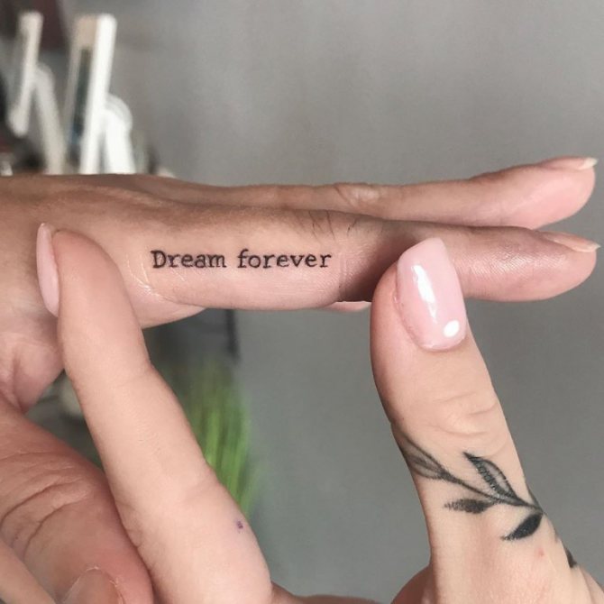 des tatouages sur différentes parties du corps