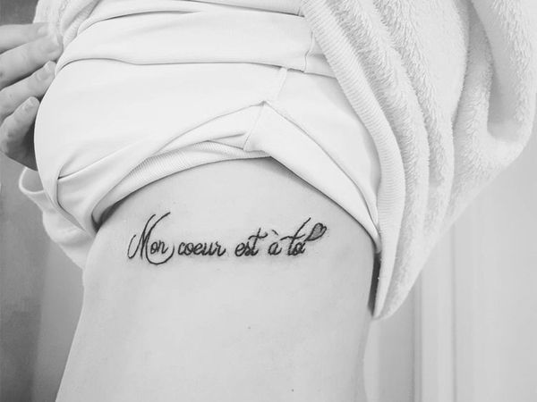 Tatouage sur les côtes chez les filles : inscriptions avec traductions. Sketches