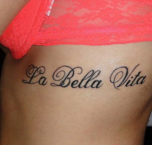 Tatouage sur les côtes chez les filles : inscriptions avec traductions. Sketches