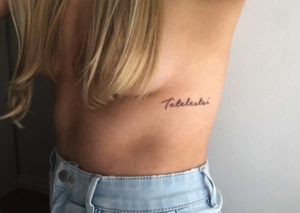 Tatouage sur les côtes chez les filles : inscriptions avec traductions. Sketches