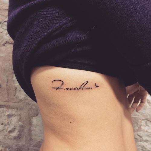 Tatouage sur les côtes chez les filles : inscriptions avec traductions. Sketches