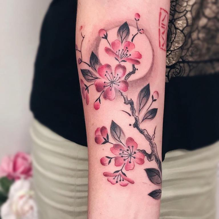 Tattoo Blumen auf dem Arm