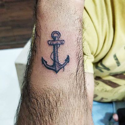 Tatouage sur la main pour hommes petits, inscriptions en latin avec traduction. Photos, dessins et signification