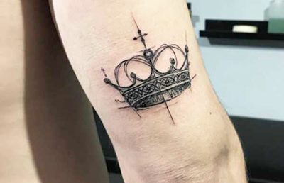 Tatouage sur le bras pour hommes petit, inscriptions en latin avec traduction. Images, dessins et signification