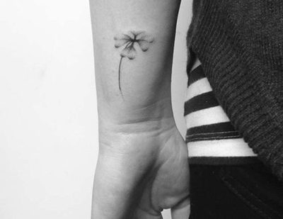 Tatouage sur la main pour hommes petits, inscriptions en latin avec traduction. Photos, croquis et significations