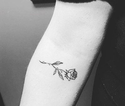 Tatouage sur la main pour hommes petits, inscriptions en latin avec traduction. Images, dessins et signification