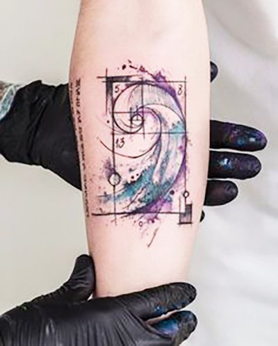 Tatouage sur la main pour hommes petits, inscriptions en latin avec traduction. Images, dessins et signification