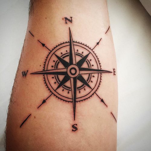 Tatouages sur le bras pour les hommes petits, inscriptions latines avec traduction. Images, croquis et signification