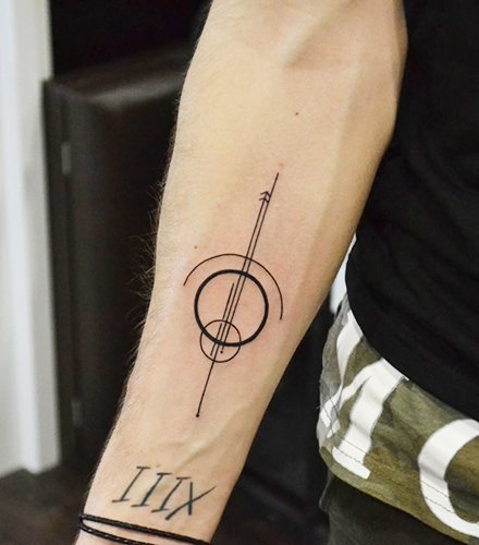 Tatouage sur la main pour hommes petits, inscriptions en latin avec traduction. Images, dessins et signification