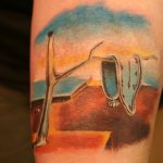 Tatuaggio sul braccio: orologio morbido Dali