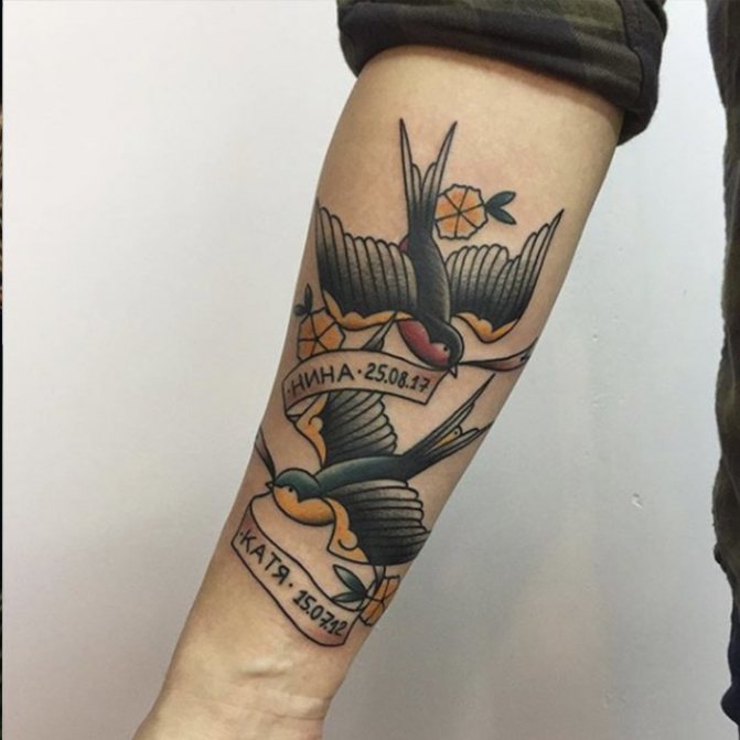 Tetoválás a karon madarak repülnek