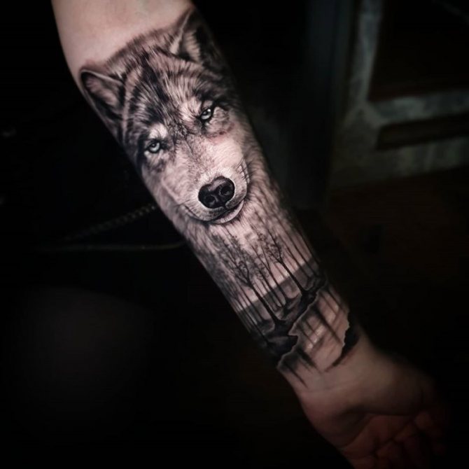 手持ちのタトゥーの森