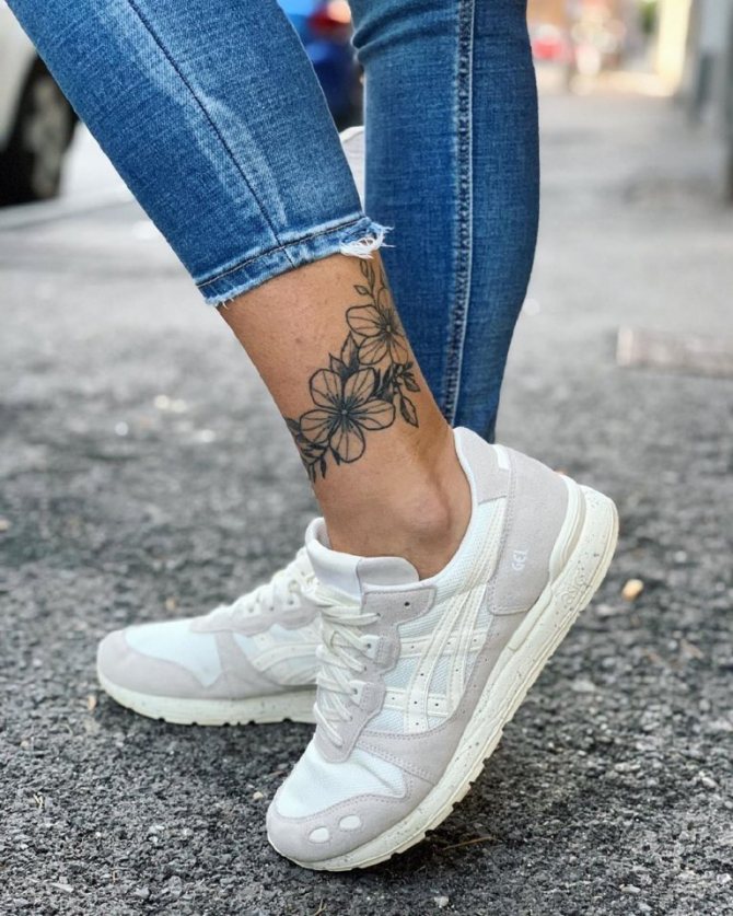 Tatouage à la cheville pour les filles