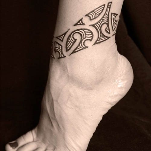 Tattoo auf dem Knöchel weiblich mit Bedeutung. Foto, Bedeutung