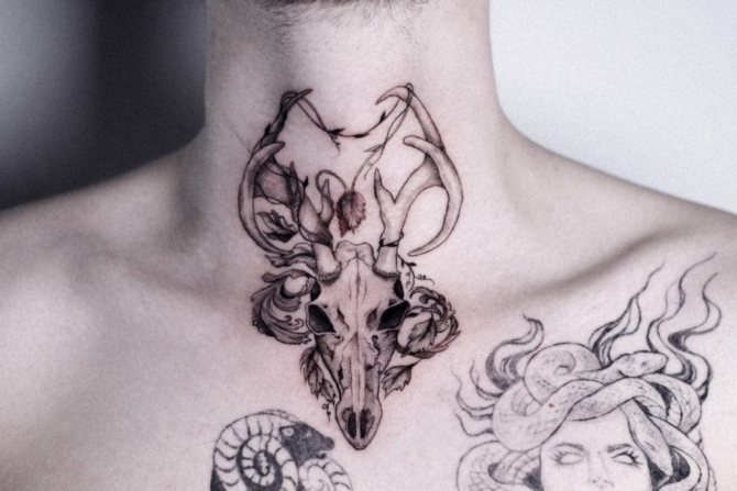 Tetování na krku ze studia