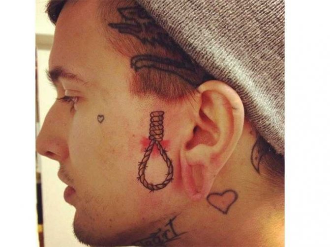 Tatouage sur la nuque d'une fille