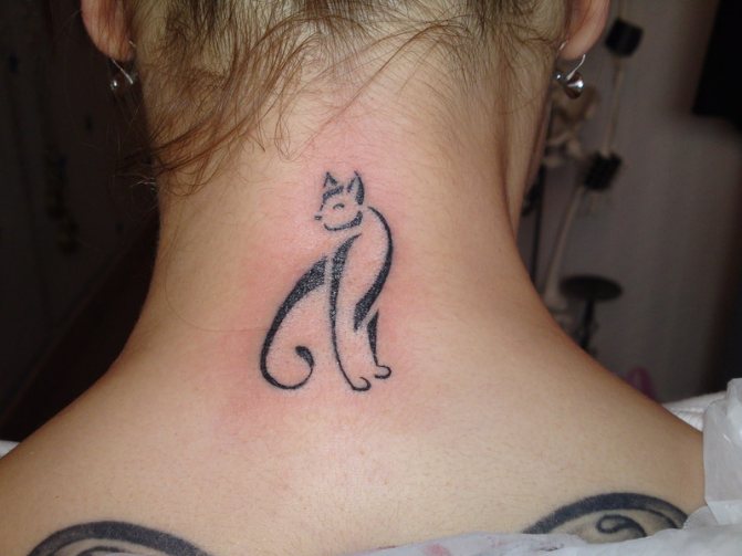 tatouages de cou pour femmes