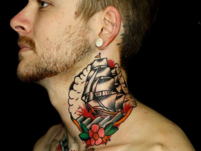 Tatuaje en el cuello en forma de barco