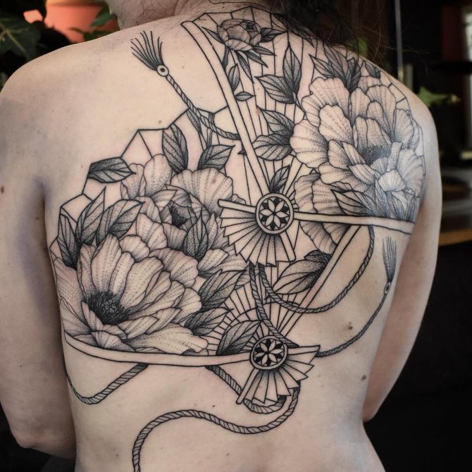 Tatouage sur le dos des filles photo 1