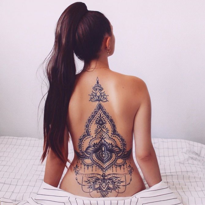 Tatouage sur le dos des filles photo 10