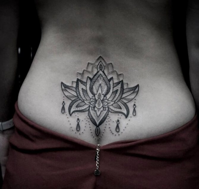 tatouage de lotus sur le dos d'une fille