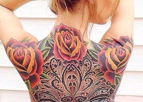 Tatouage sur le dos de couleur féminine