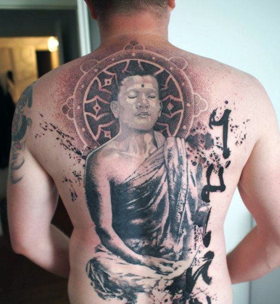 Tatovering på ryggen.