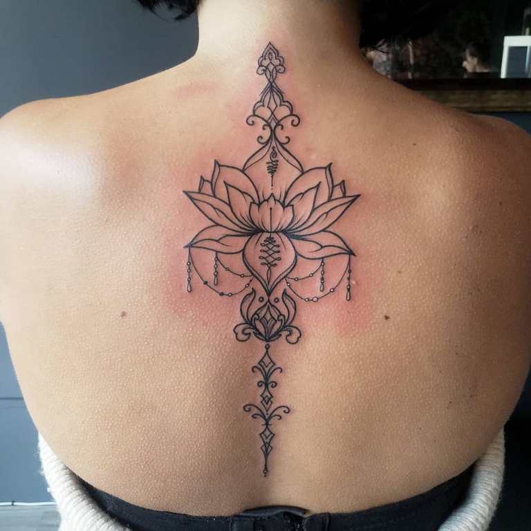 女の子の背中のタトゥー