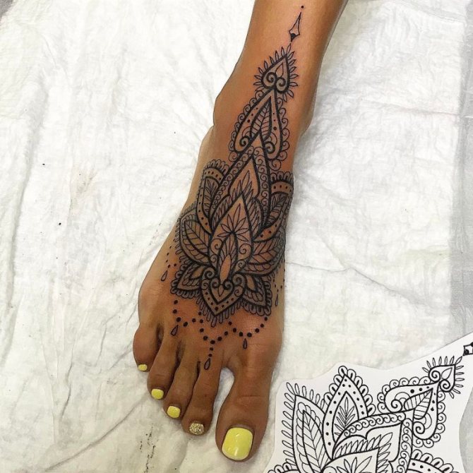 Τατουάζ στα πόδια των κοριτσιών