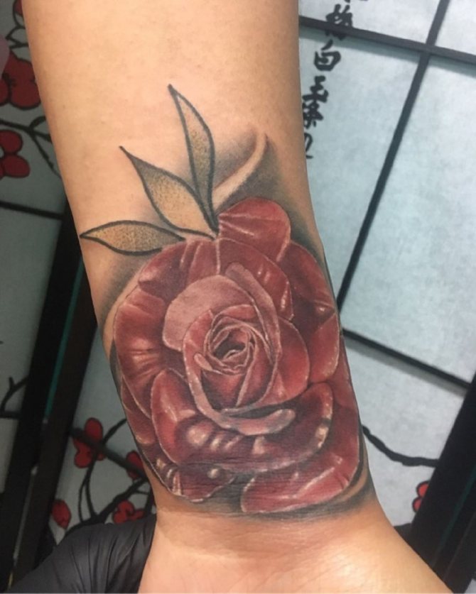 Tatuaje en la muñeca para chicas