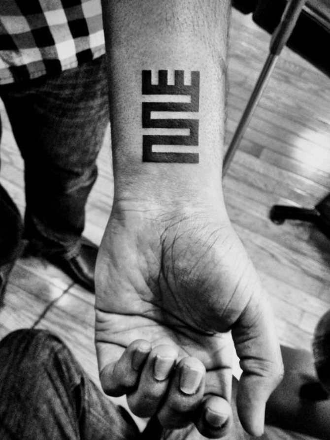 tatouages de poignets d'hommes