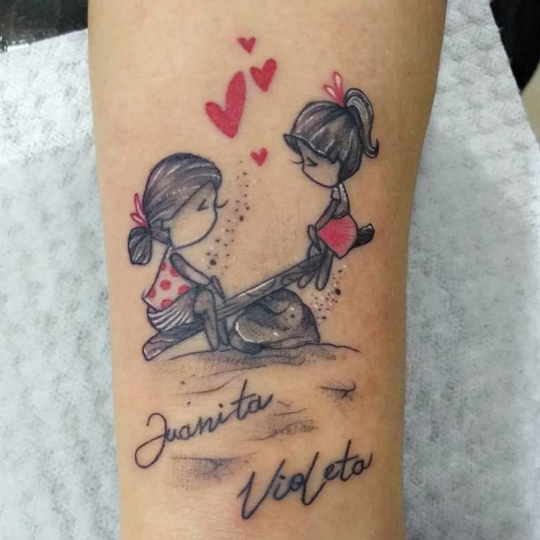 famille tatouage sur le poignet