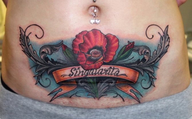 Tatouage sur le ventre pour les filles avant et après l'accouchement : à quoi ressemble un tatouage de vergeture ?