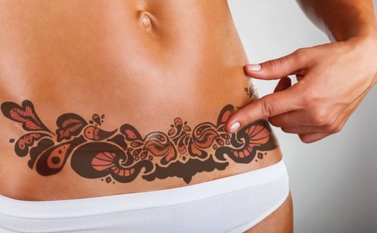 Photo d'un tatouage sur le ventre pour les filles