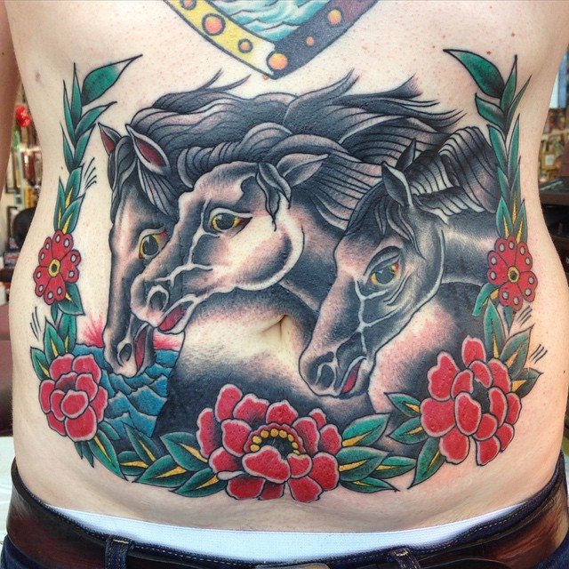 Τατουάζ στην κοιλιά των κοριτσιών για να κρύψει ραγάδες