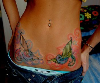 Tatouage sur le ventre d'une jeune fille en post-partum pour cacher les vergetures