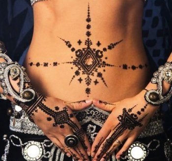 Tatouage sur le ventre d'une jeune fille en post-partum