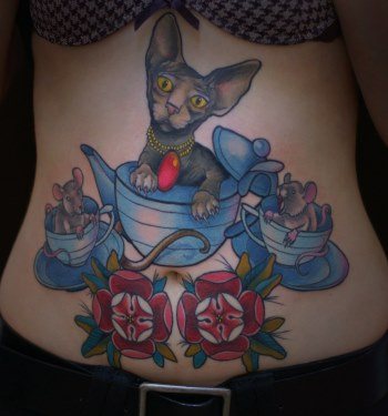 Tatouage sur le ventre d'une jeune fille en post-partum