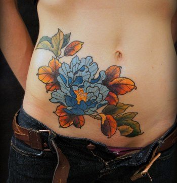 Tatouage sur le ventre d'une jeune fille en post-partum