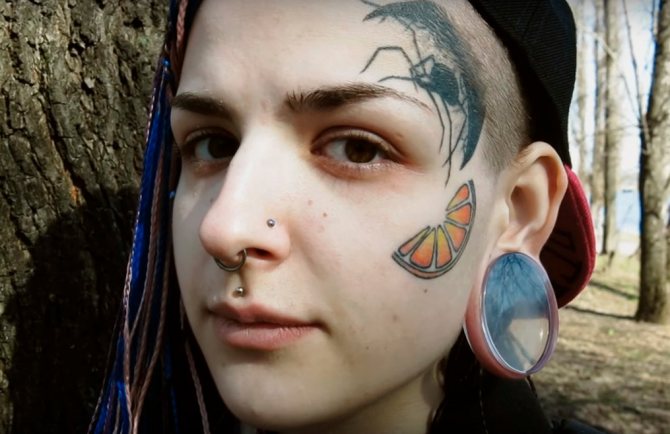 Tatouage au-dessus du sourcil