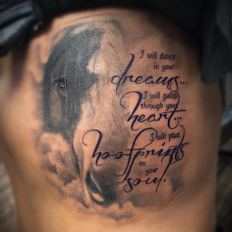 Inscription de tatouage sur le côté