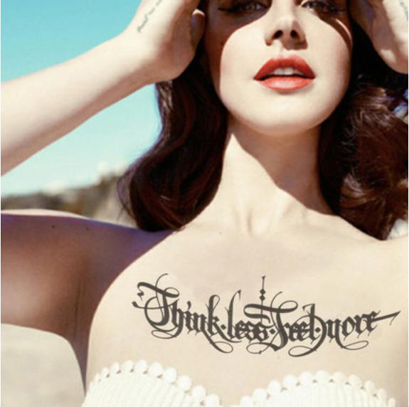 Tatouage sur la poitrine d'une fille