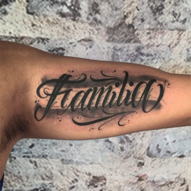 Tatouage d'inscriptions sur les mains pour les hommes