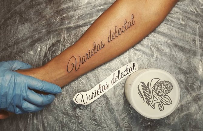 inscription de tatouage sur la main