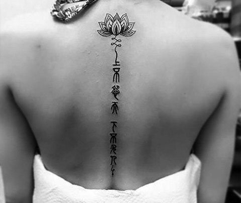 Tatouage d'inscriptions pour filles sur le dos