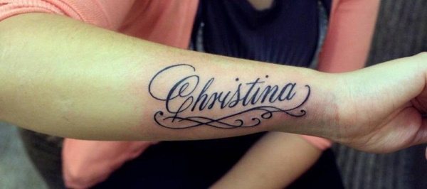 Tatouage pour filles - tatouage latin significatif, beaux styles, dessins de tatouage, photos