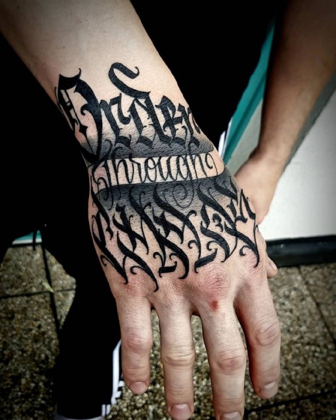 Inscriptions de tatouage pour les hommes