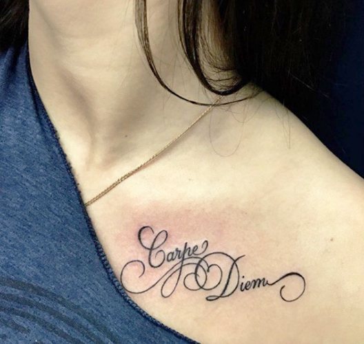 Inscriptions de tatouage sur la clavicule pour les filles en latin avec traduction, russe. Photos, croquis
